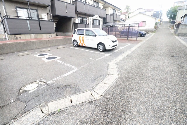 ハイカムール青山 203 駐車場