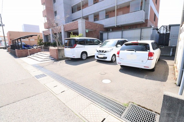 リベルテ白鳥 203 駐車場