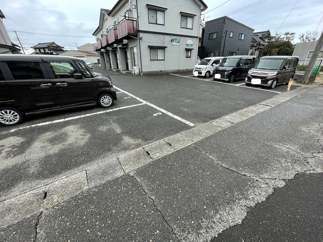 ラ・ファイエ 105 駐車場