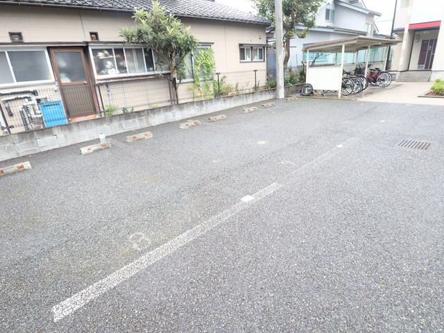 レオパレスリバティⅡ 108 駐車場