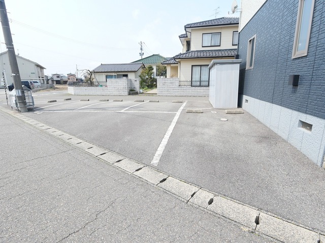 サンモール　リーフ 101 駐車場
