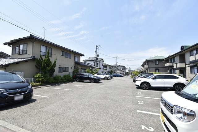 ロイヤルガーデンコート　C 202 駐車場