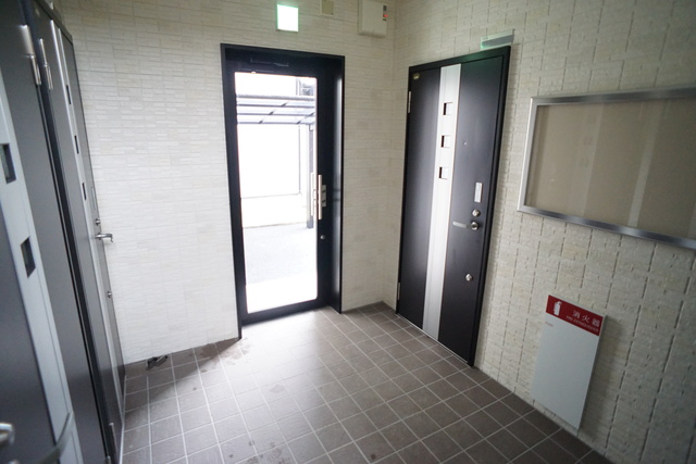 エレーヴ大学前 102 玄関