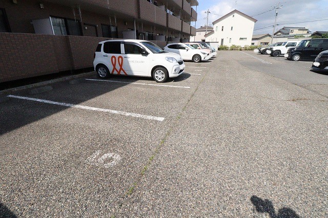 グランシャリオII 103 駐車場