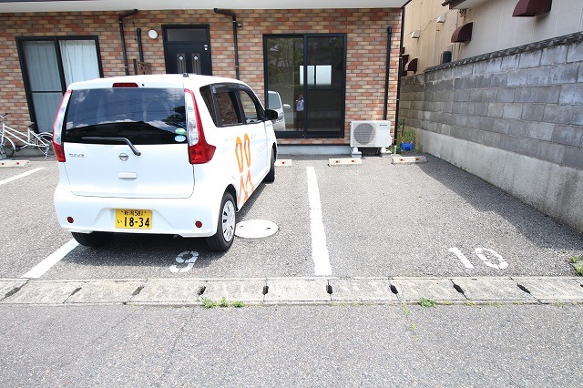 シュエット E 駐車場