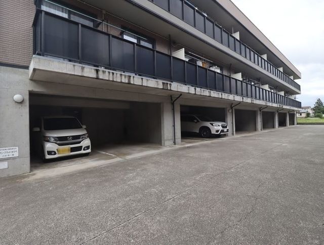 サニーフラットカワベ 206 駐車場