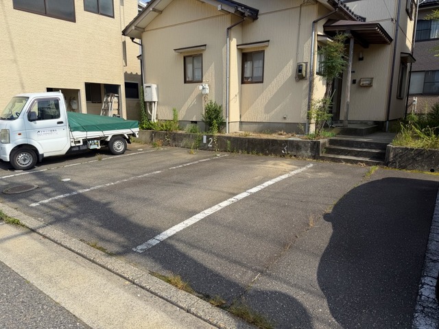 梨本貸家F 201 駐車場