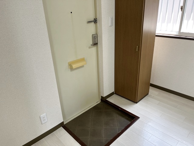 メゾンシャルマン 202 玄関