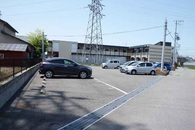 レオパレスリバティⅡ 108 駐車場