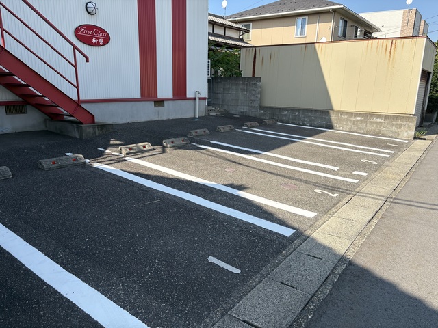 ファーストクラス柳原 202 駐車場