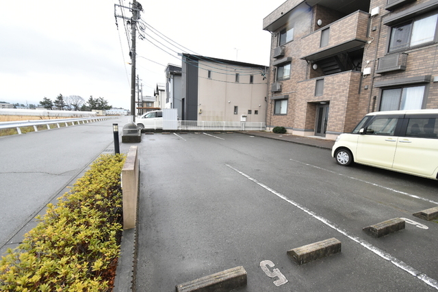 コンフォール亀田向陽 205 駐車場