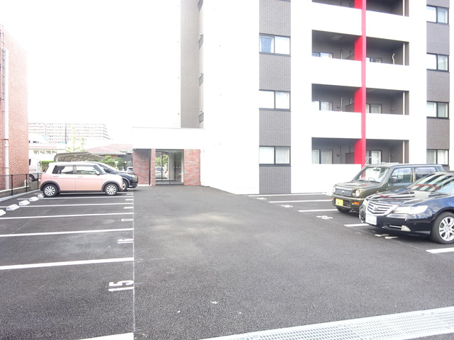レデス東青山 102 駐車場