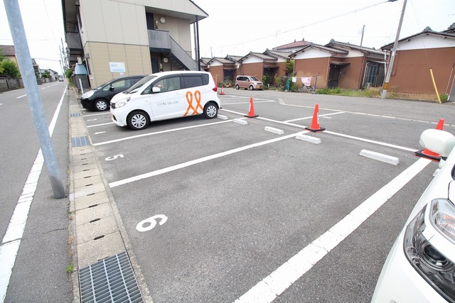 Ｎミレニアム 202 駐車場