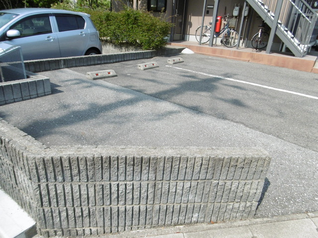 グランディールこばり 103 駐車場