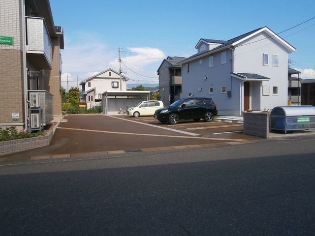 テンダネス 101 駐車場