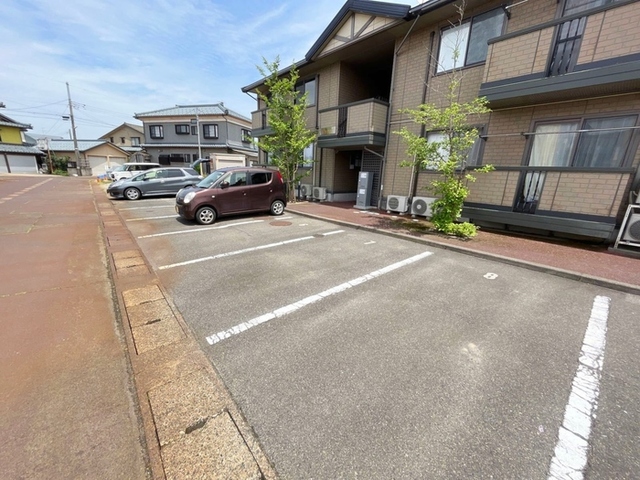 スクエア 102 駐車場
