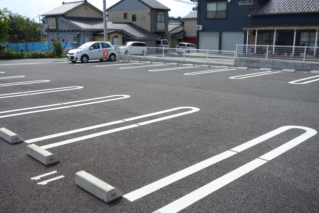 ラビアンローズ２ 203 駐車場