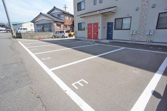 リップスⅡ直江 205 駐車場