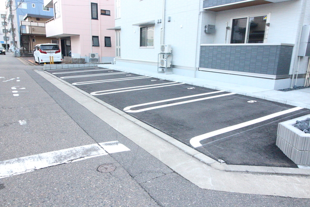 Ｄ‐ＲＯＯＭ笹口 103 駐車場