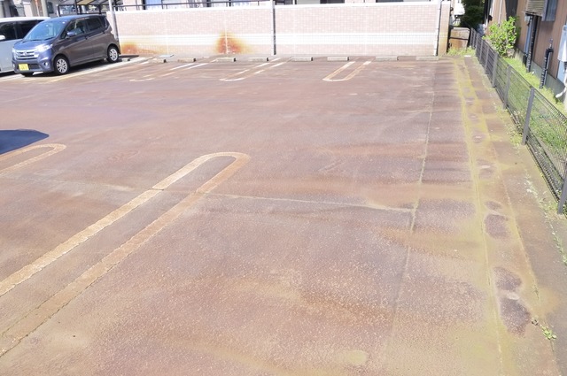 エトワール白新町 2A 駐車場