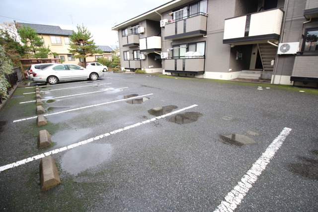 セレニティ荻川 203 駐車場