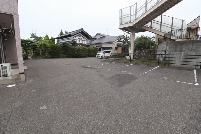 グリーンアベニューとやの B7 駐車場