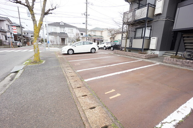 ニューロイヤル 101 駐車場