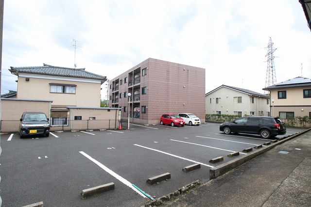 ヴィラ城所 205 駐車場