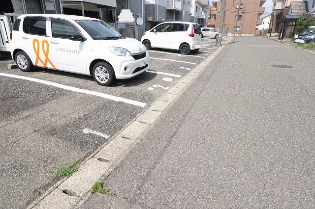 プティ・シャトー 201 駐車場