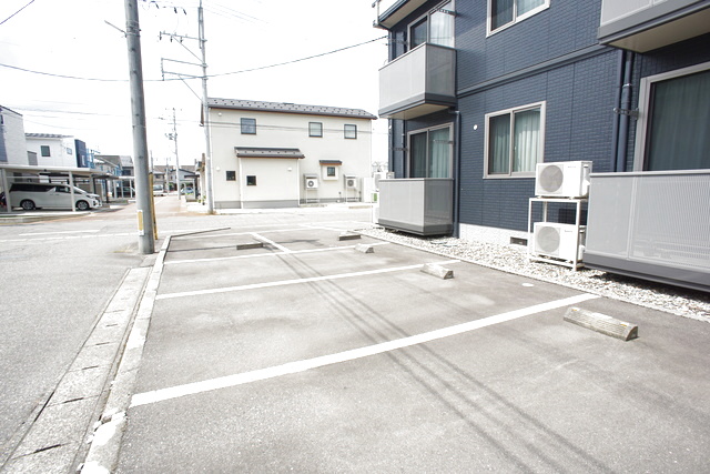 コートサンエー 101 駐車場