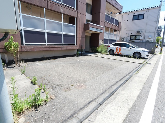 パークプラザ小針 201 駐車場