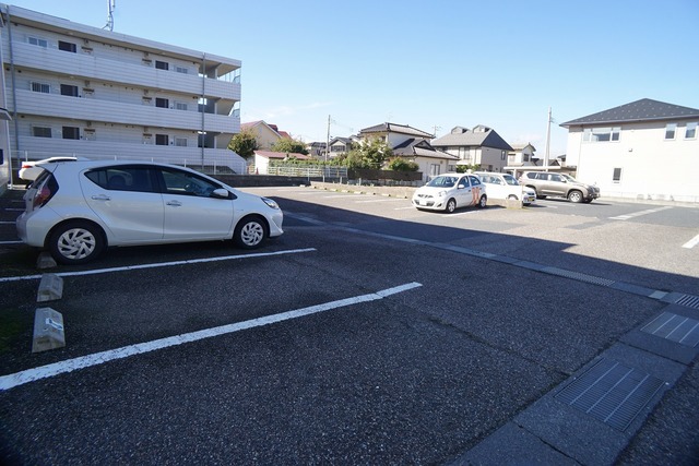 コーポ・ウィング 105 駐車場