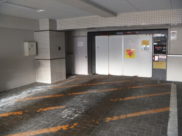 万代アーバン日東 807 駐車場