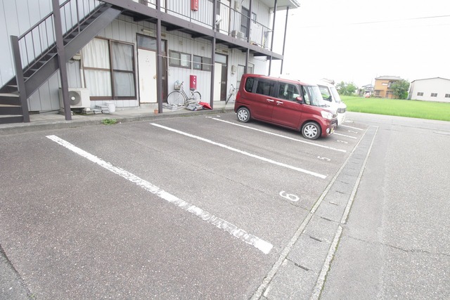 コーポアイリス　３号棟 2-2 駐車場