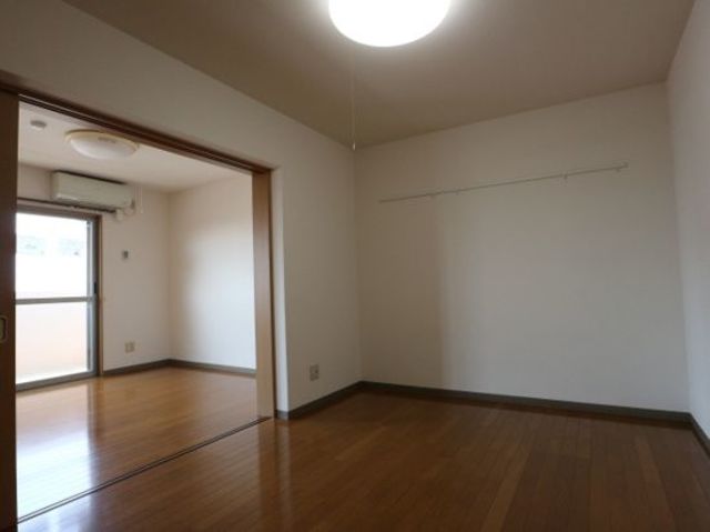 シャルム弐番館 205 リビング