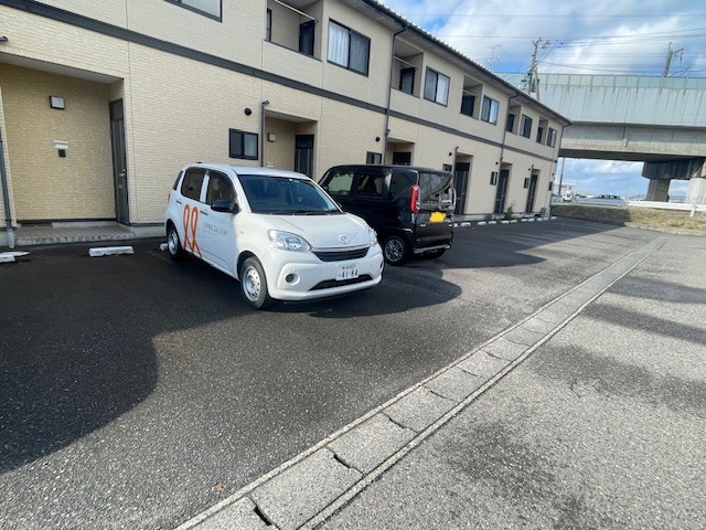サンベリー B 駐車場