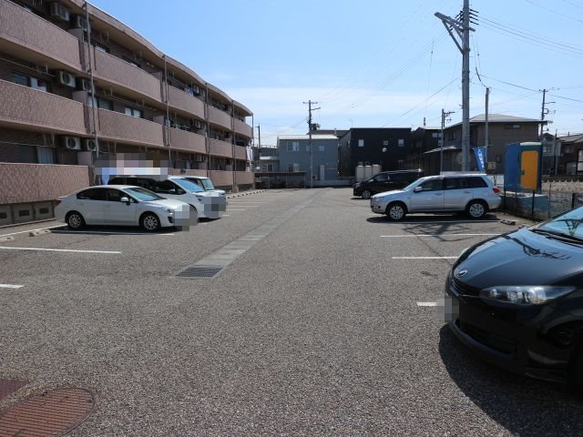 シャルム弐番館 205 駐車場