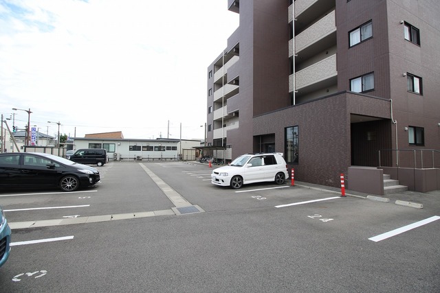 プレジール 303 駐車場