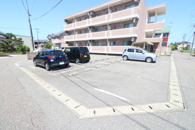 サンローゼ 305 駐車場