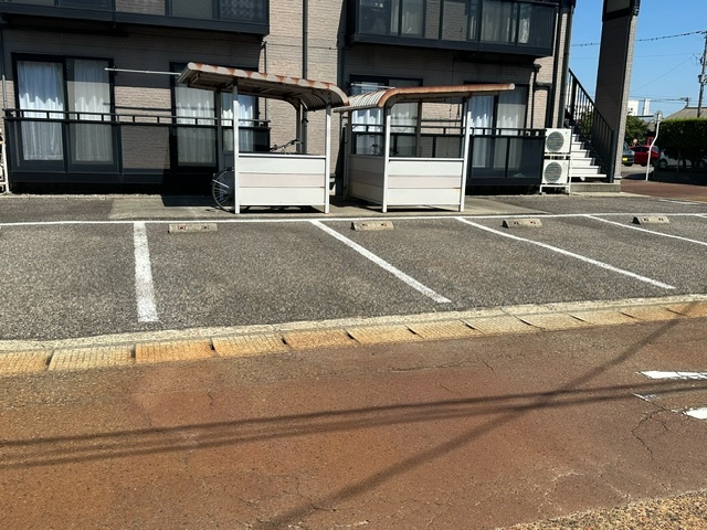 オネストⅠ 201 駐車場