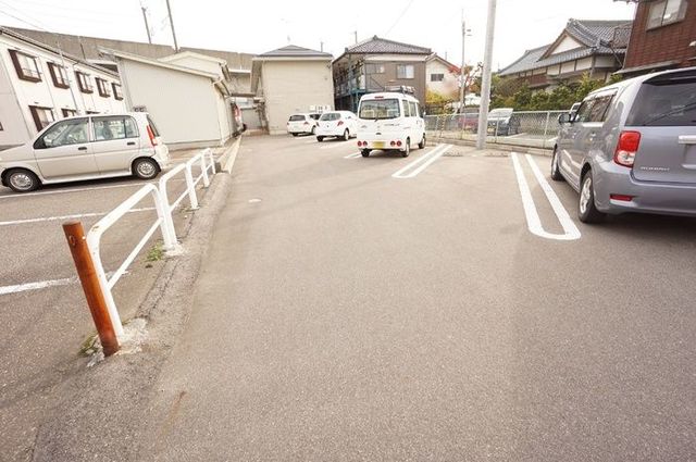 ロベール新和 201 駐車場