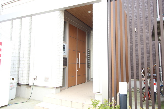 ウェルデンス上所島　弐番館 206 玄関