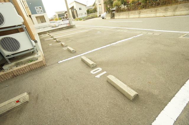 スクエア空港西 105 駐車場