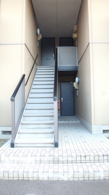 ルミエールうぐいす 101 玄関