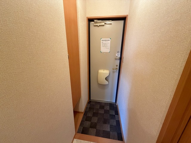 リヴェール山田 303 玄関