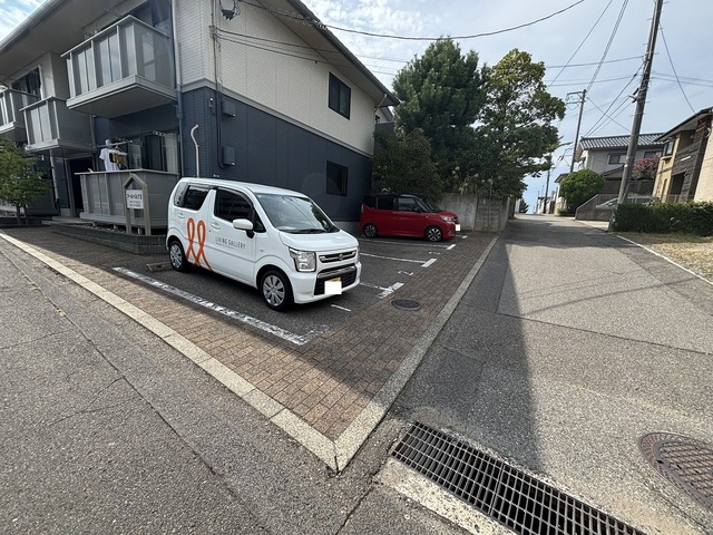 アールベルグⅢ 201 駐車場