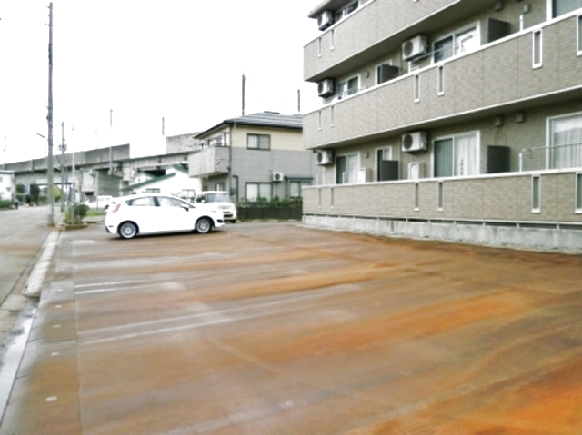 アルカンシェル 301 駐車場