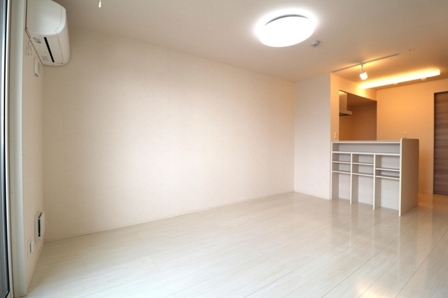 アクシア西本町 205 リビング