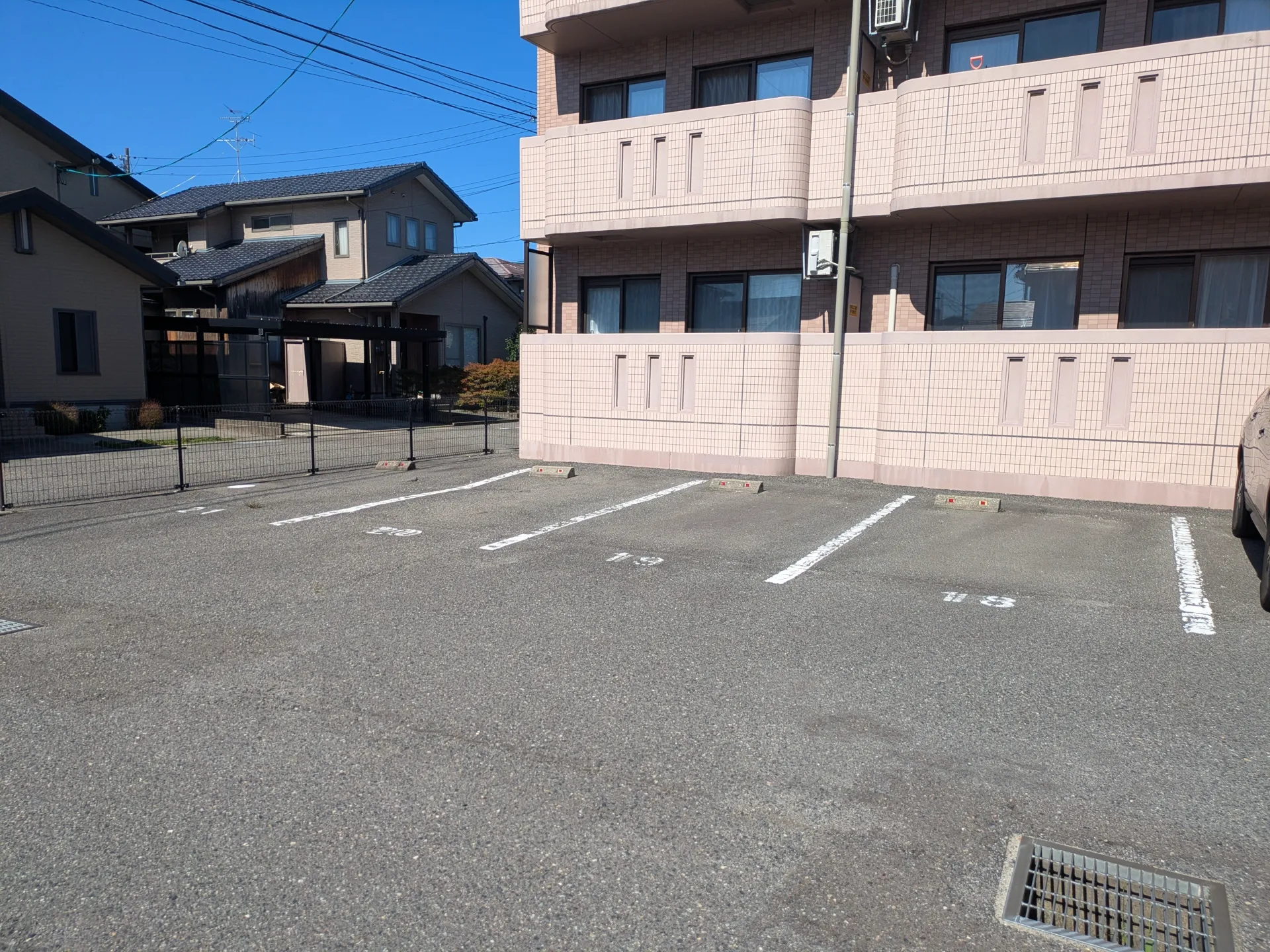 サン・ローズ 203 駐車場