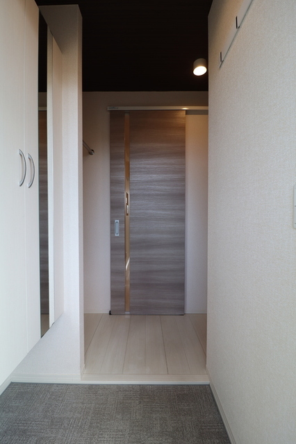 アクシア西本町 205 玄関